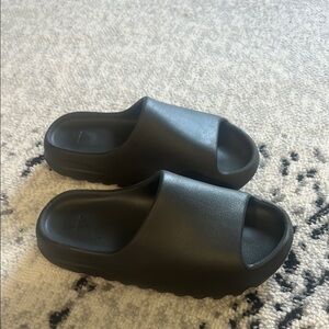 Yeezy slides “onyx”